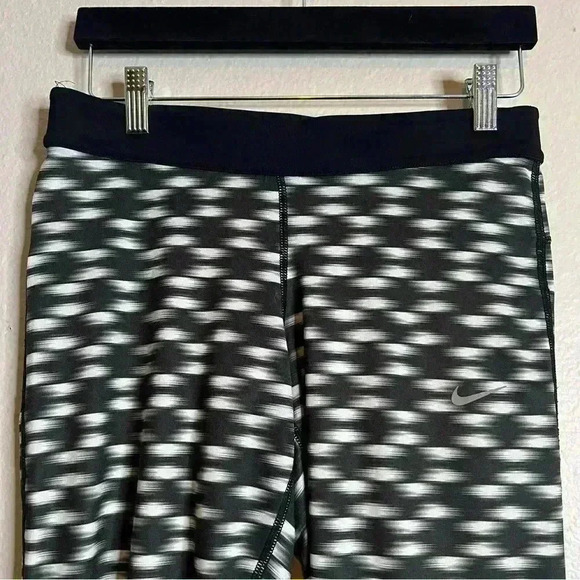 NIKE DRI FIT Women's Black/White Abstract RUN FAST LIVE FEARLESS Crop Leggings M - Picture 4 of 7